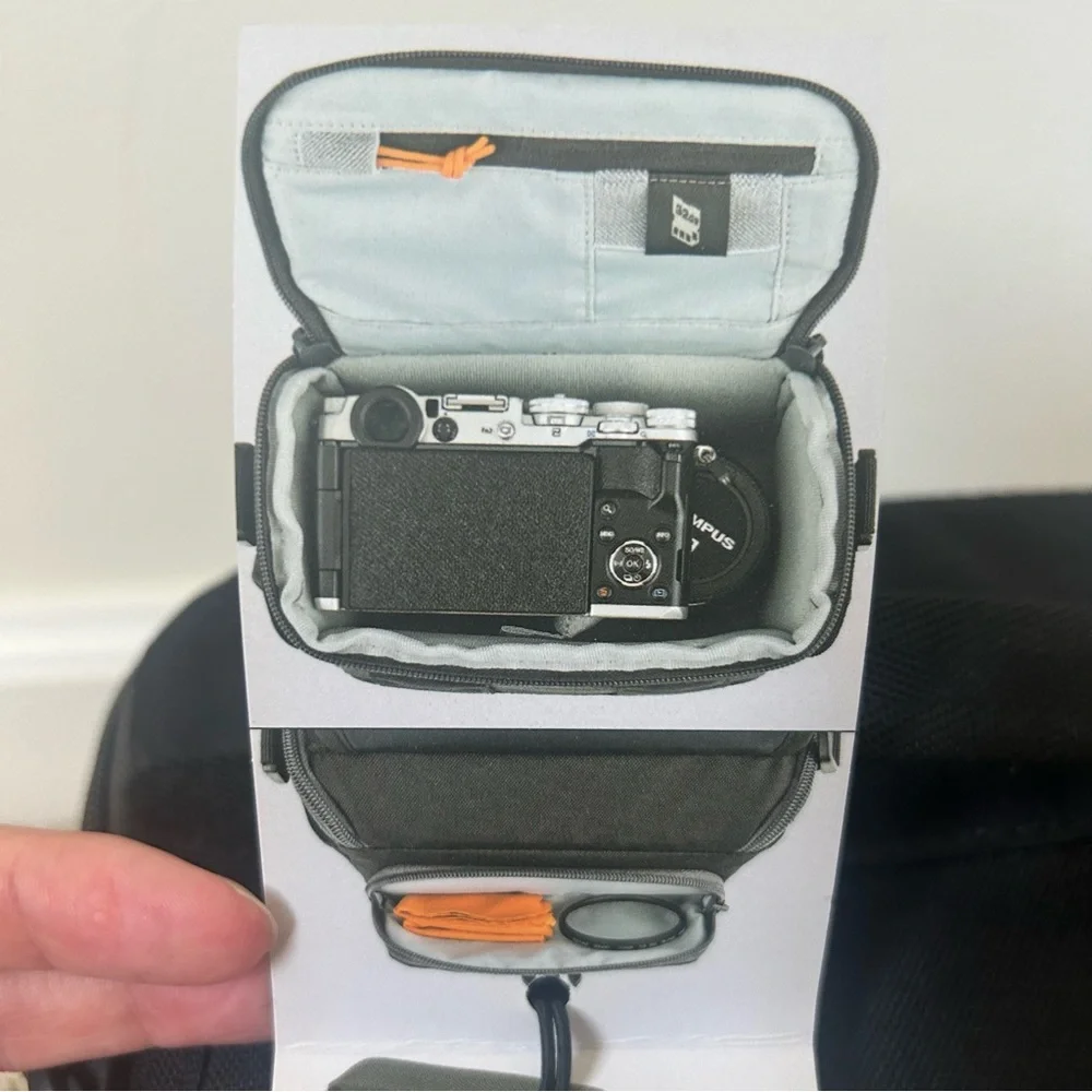 Lowepro Camera Case NWT Carrying Bag Adventura SH 110R II Black and Gray